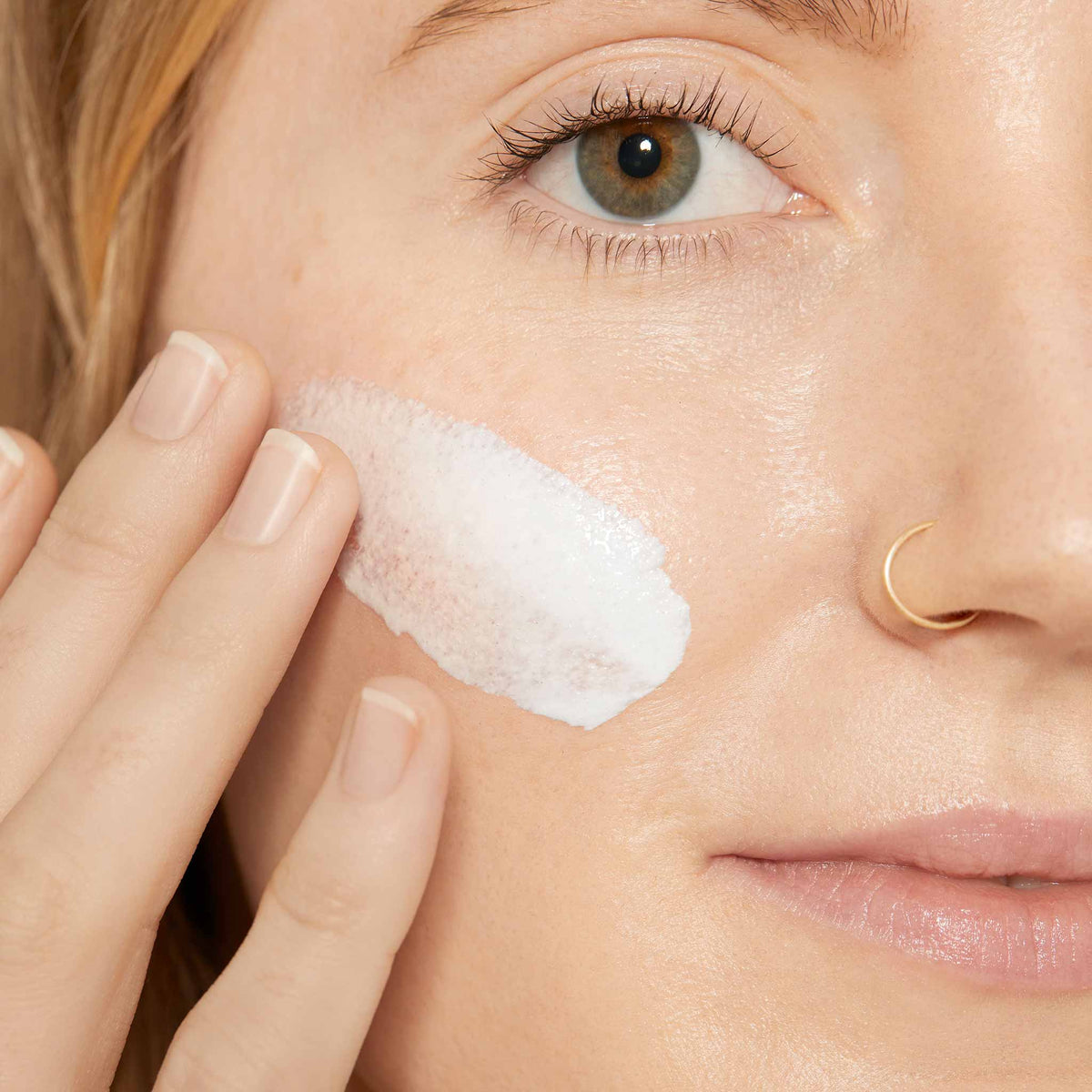 model applying porescreen spf40 