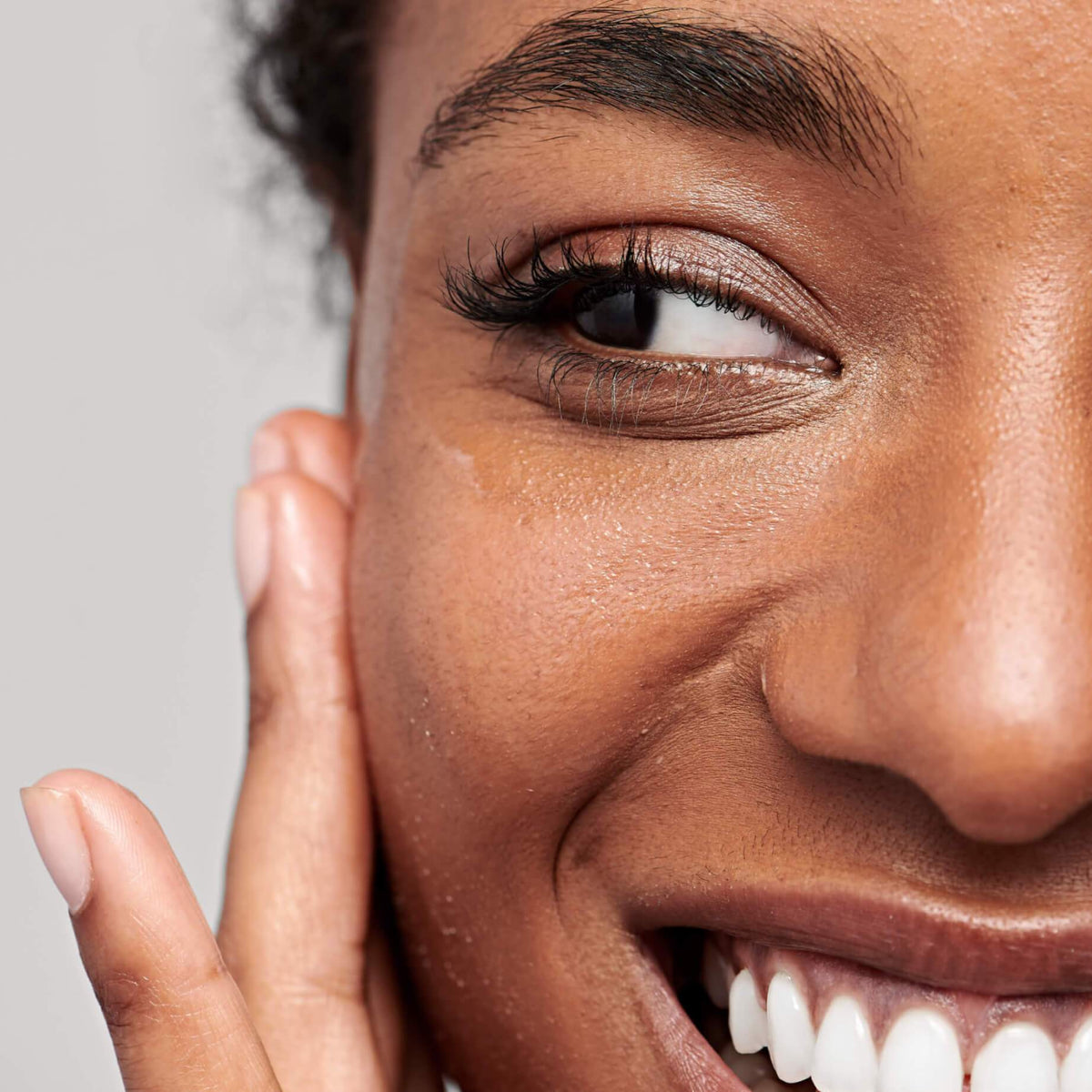 woman applying powerbright dark spot serum 